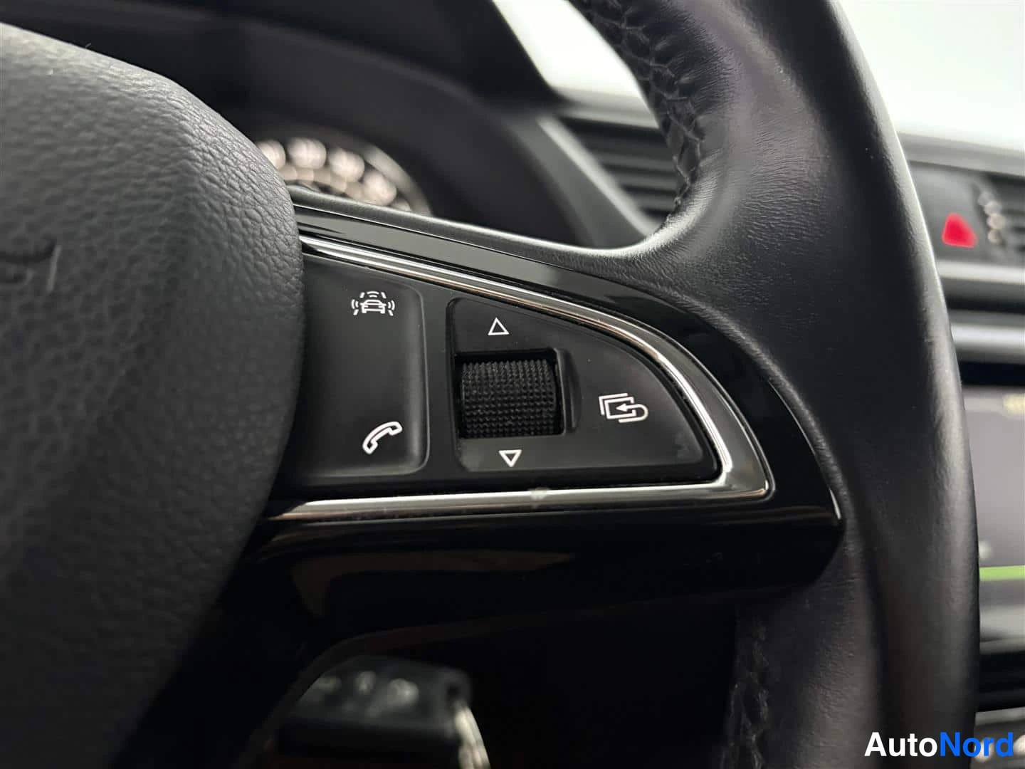Valkoinen Skoda Superb 2015, kuva 27