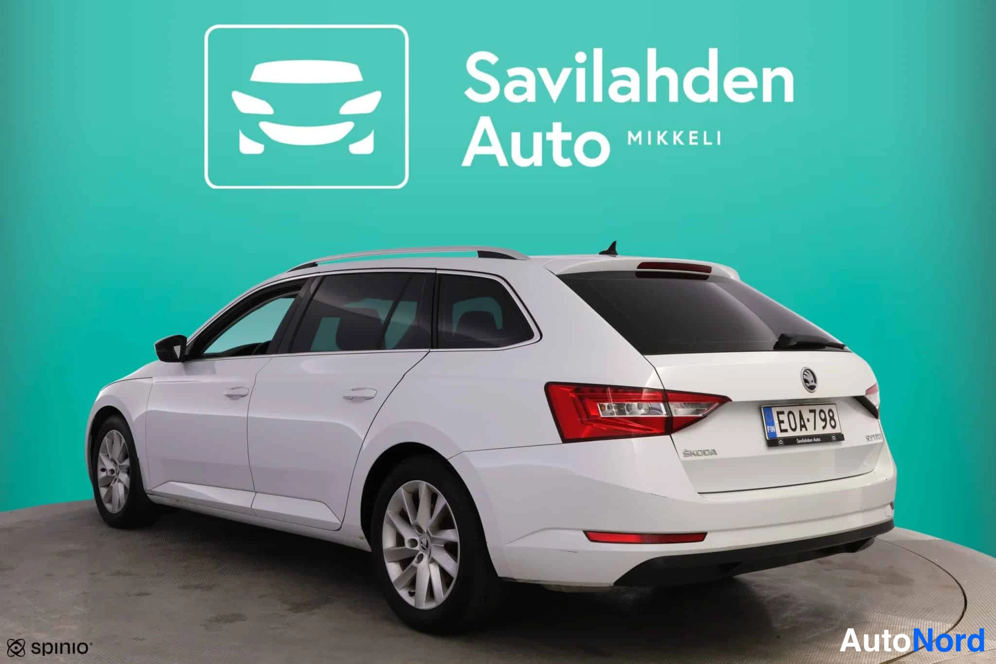 Valkoinen Skoda Superb 2015, kuva 6