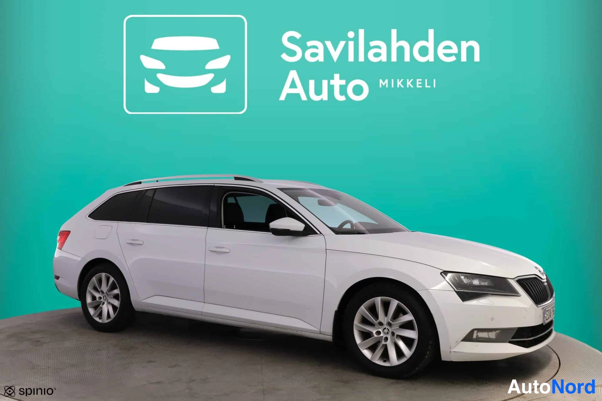 Valkoinen Skoda Superb 2015, kuva 9