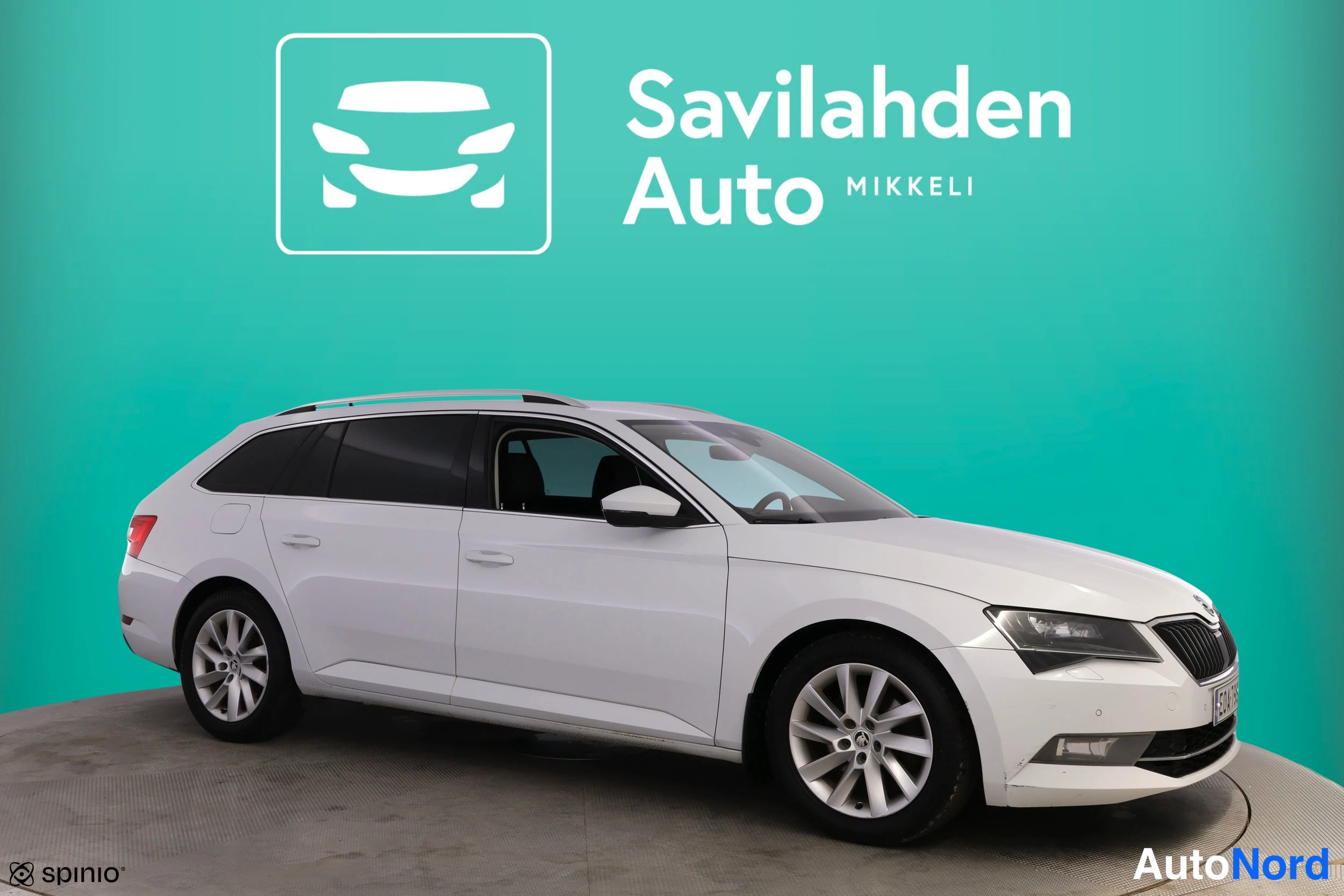 Valkoinen Skoda Superb 2015, kuva 10