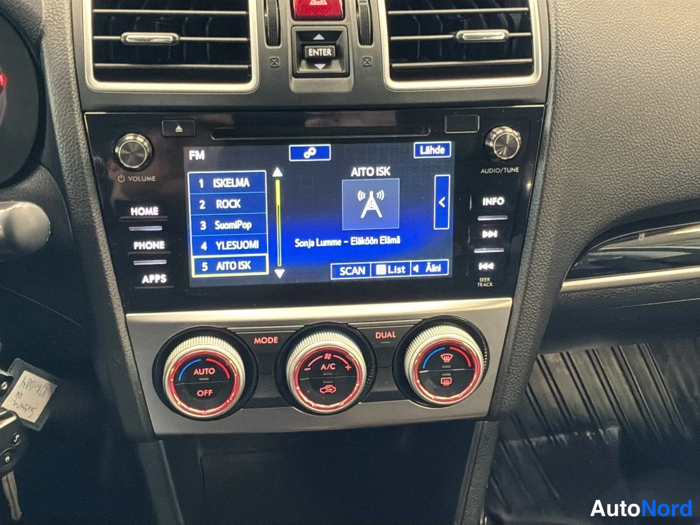 White Subaru XV 2016, photo 12