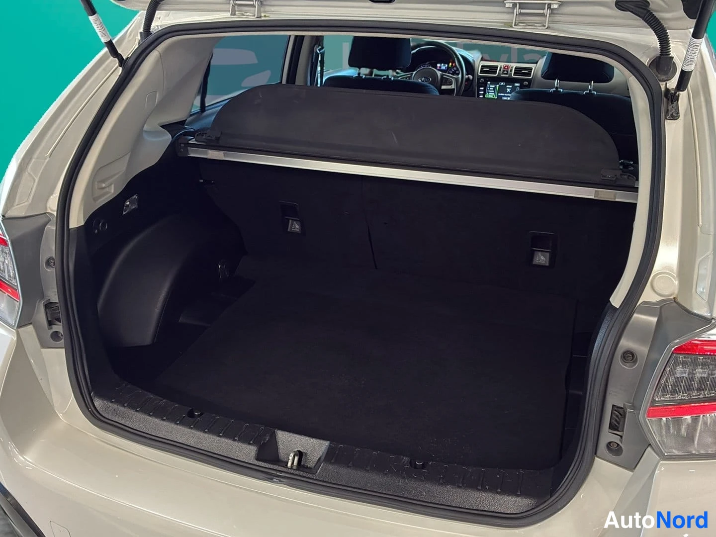 White Subaru XV 2016, photo 17