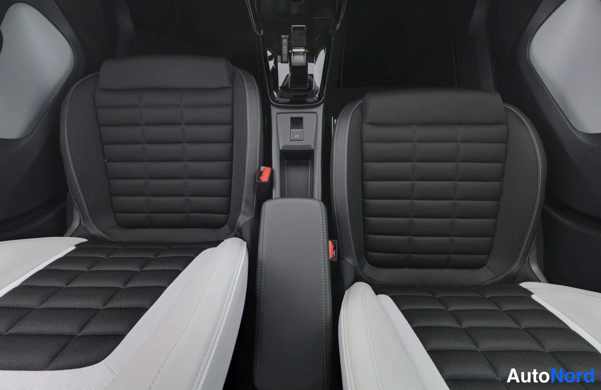 Punainen Citroen e-C3 Aircross 2026, kuva 17