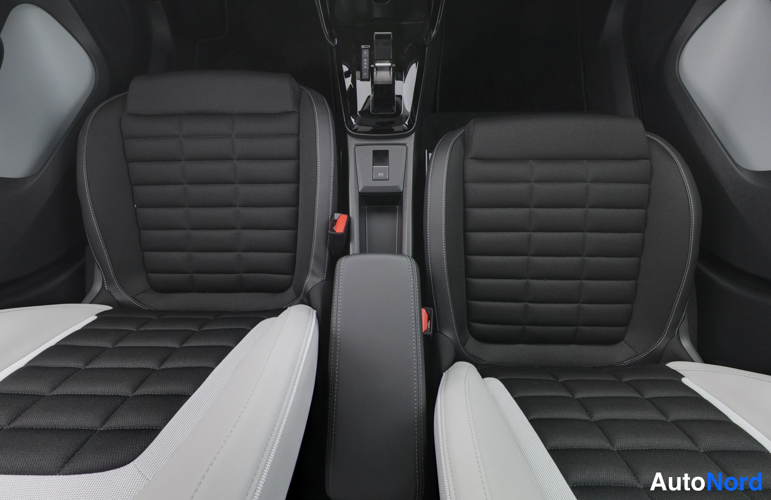 Punainen Citroen e-C3 Aircross 2026, kuva 18