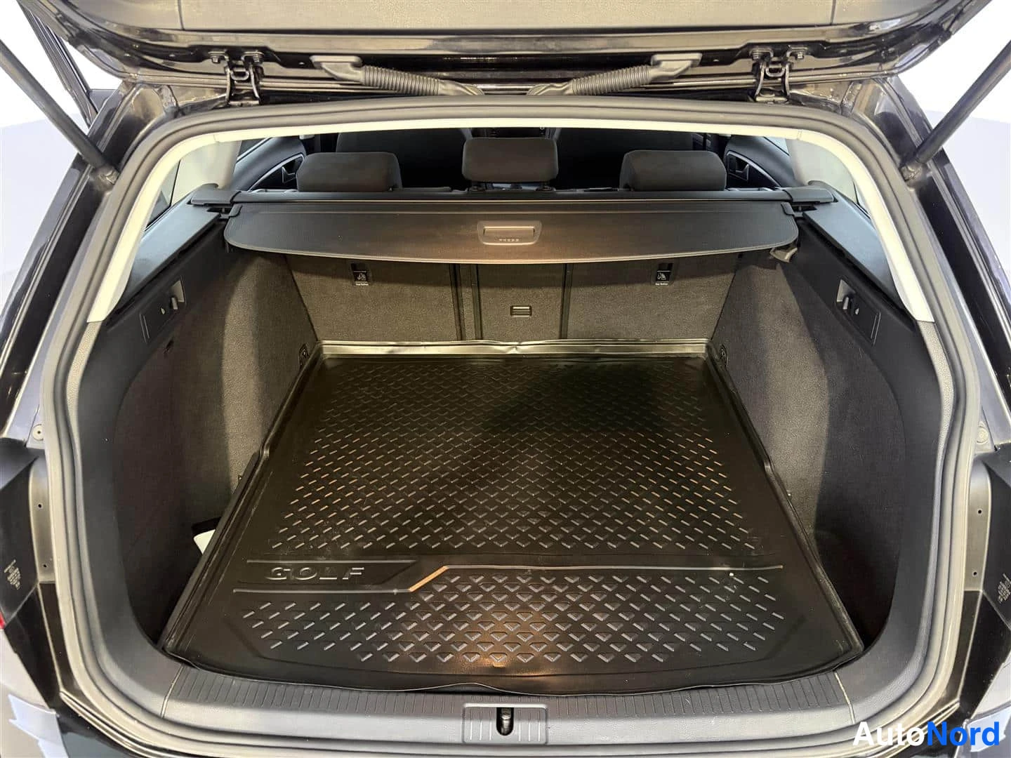 Svart Volkswagen Golf 2018, bild 19