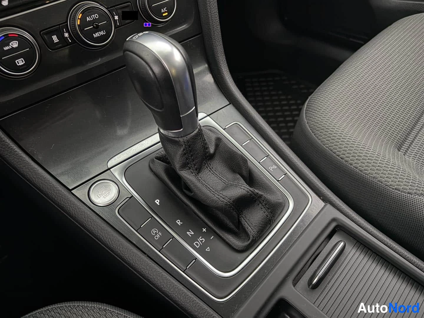 Svart Volkswagen Golf 2018, bild 25