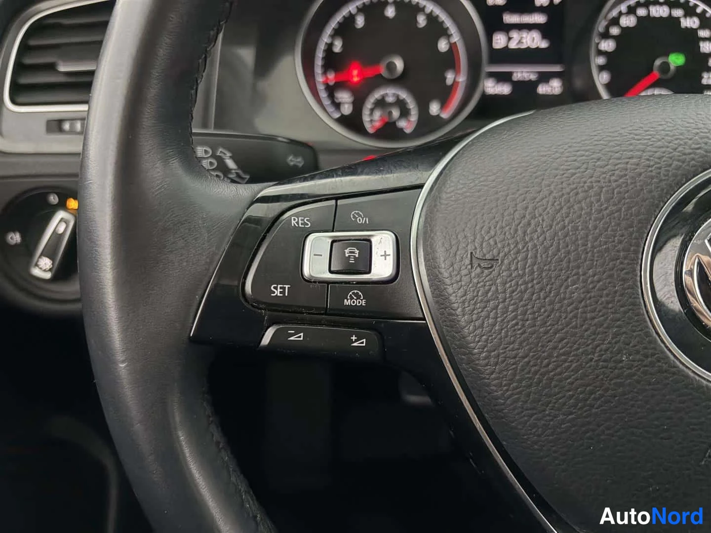 Svart Volkswagen Golf 2018, bild 27