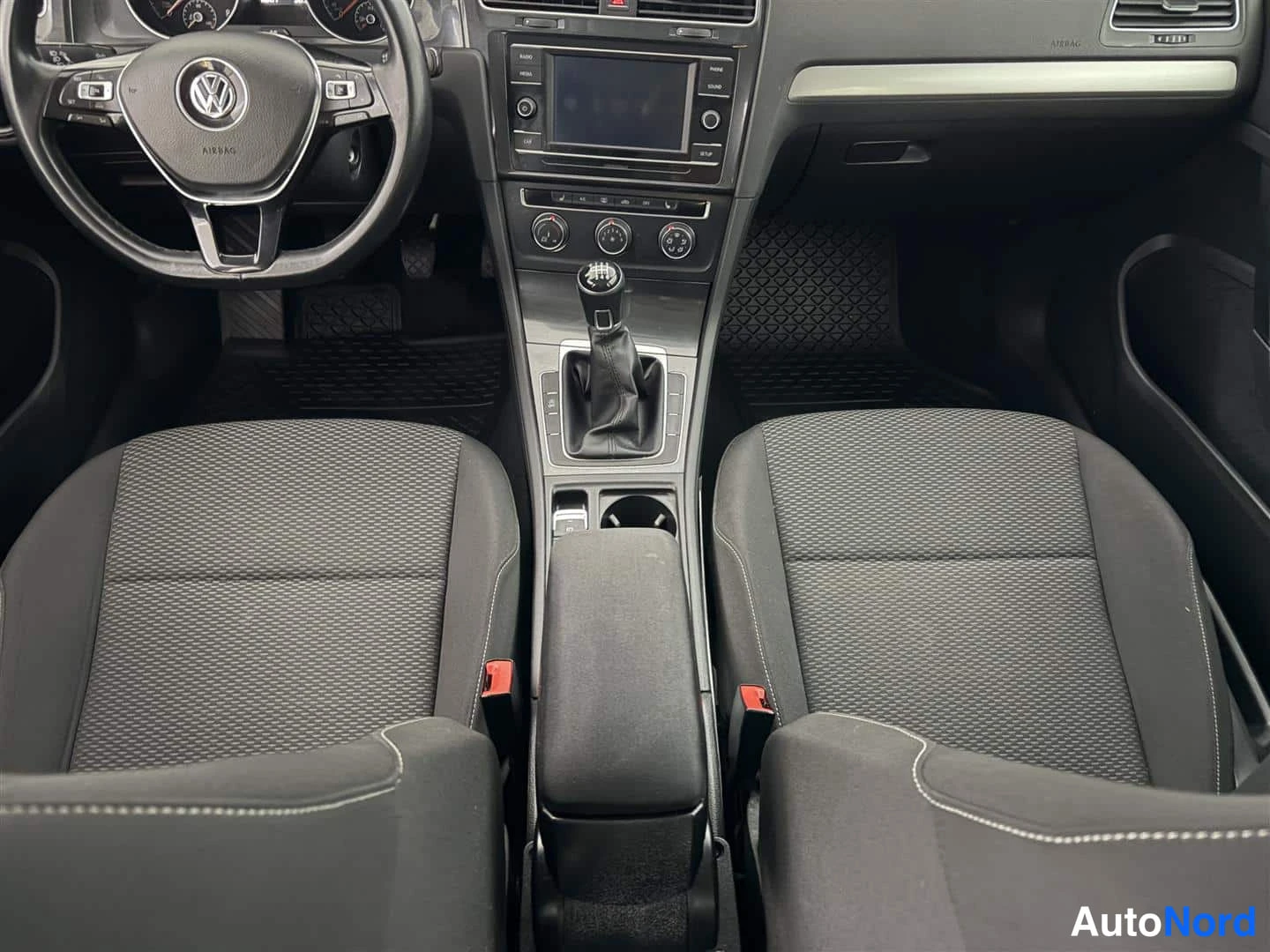 Punainen Volkswagen Golf 2018, kuva 14