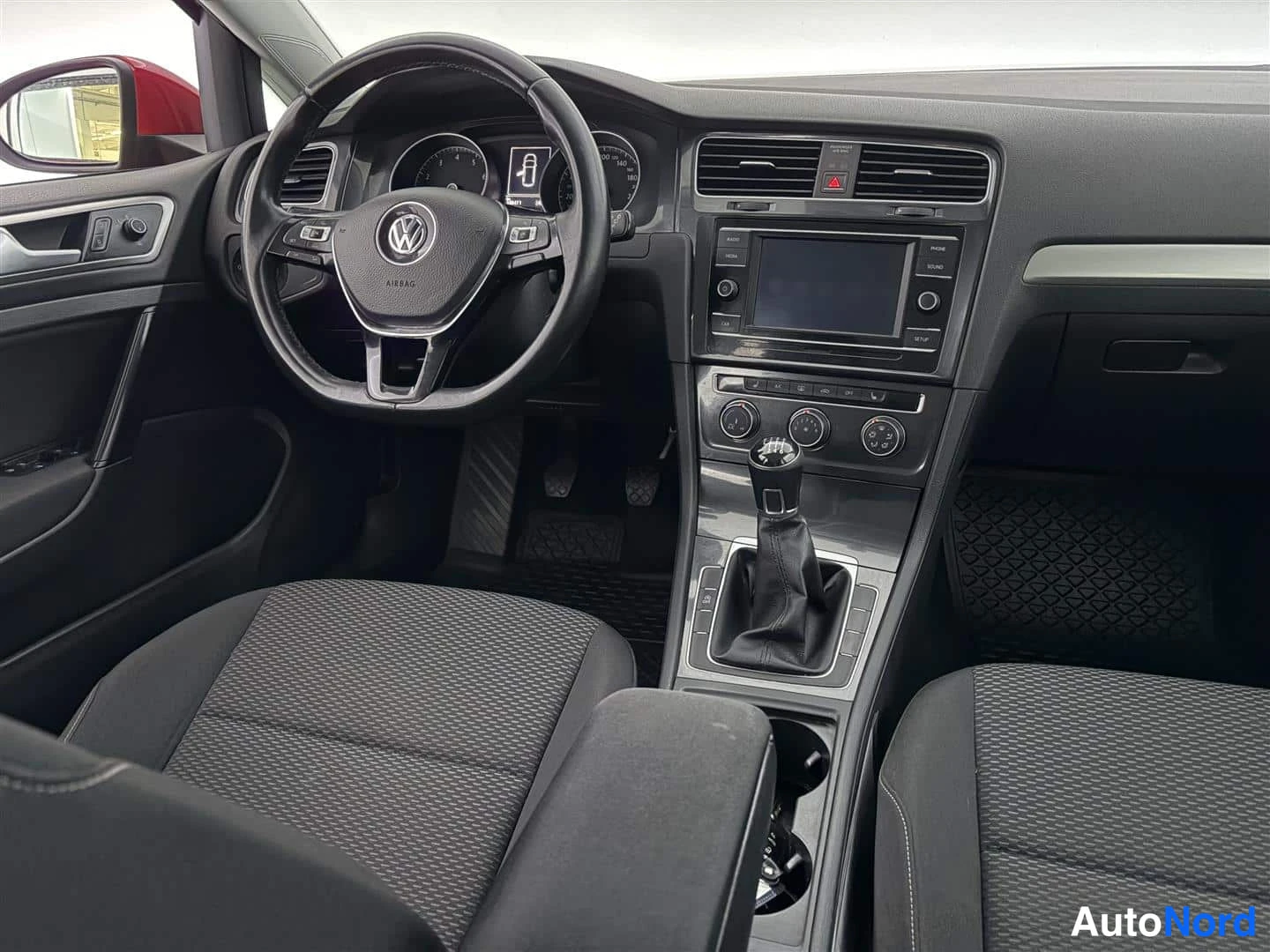 Punainen Volkswagen Golf 2018, kuva 15