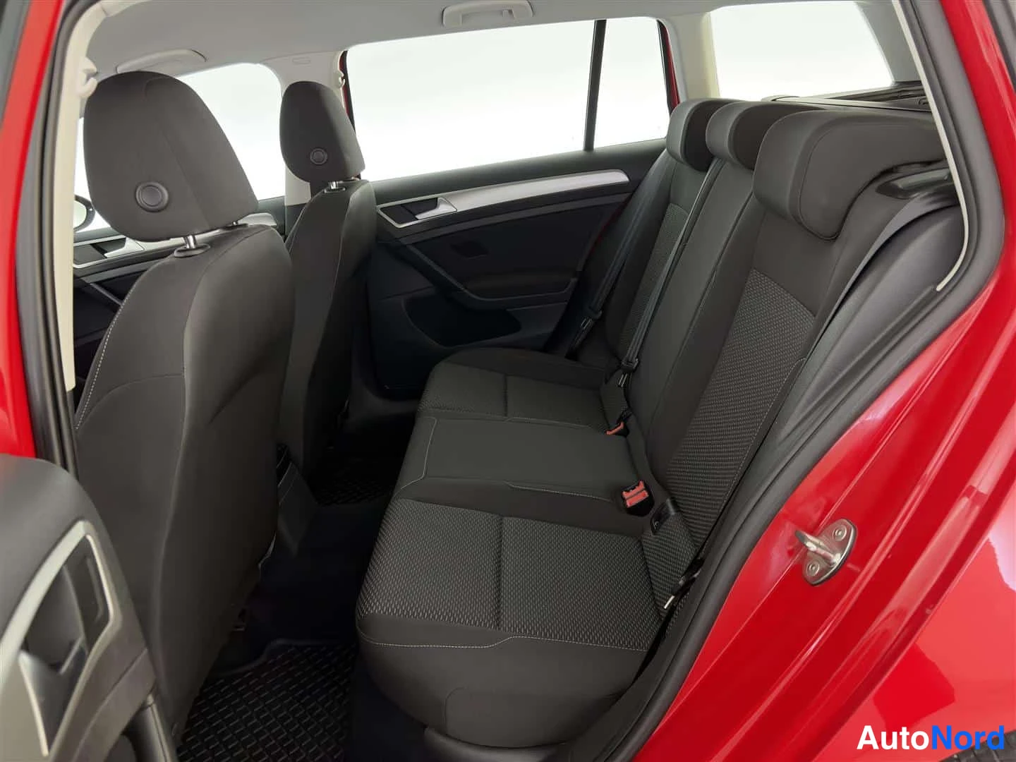 Punainen Volkswagen Golf 2018, kuva 18
