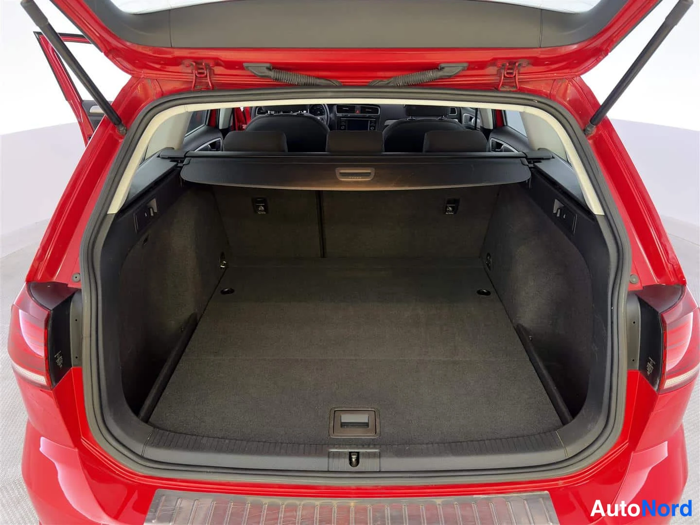 Punainen Volkswagen Golf 2018, kuva 19