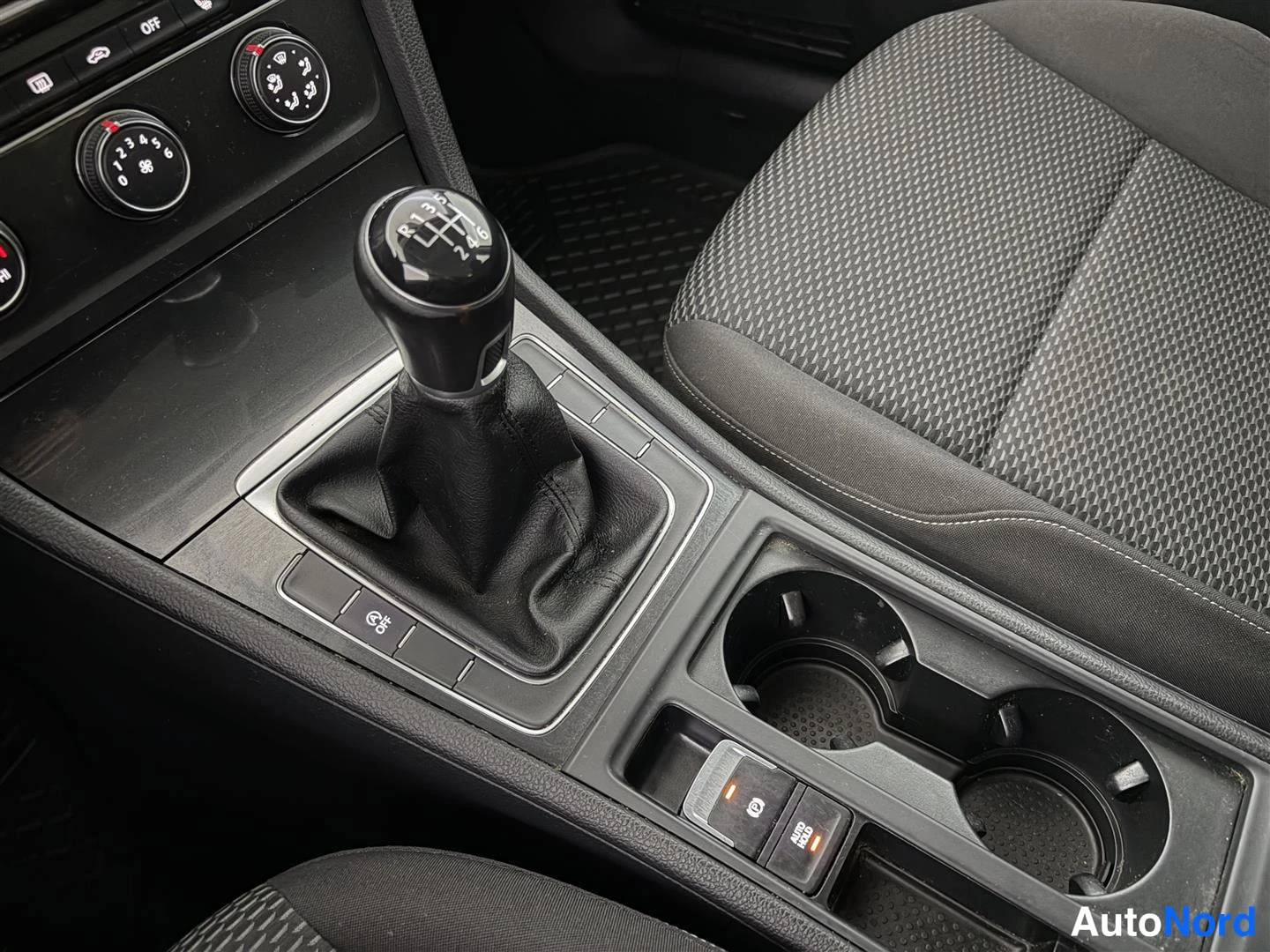 Punainen Volkswagen Golf 2018, kuva 23