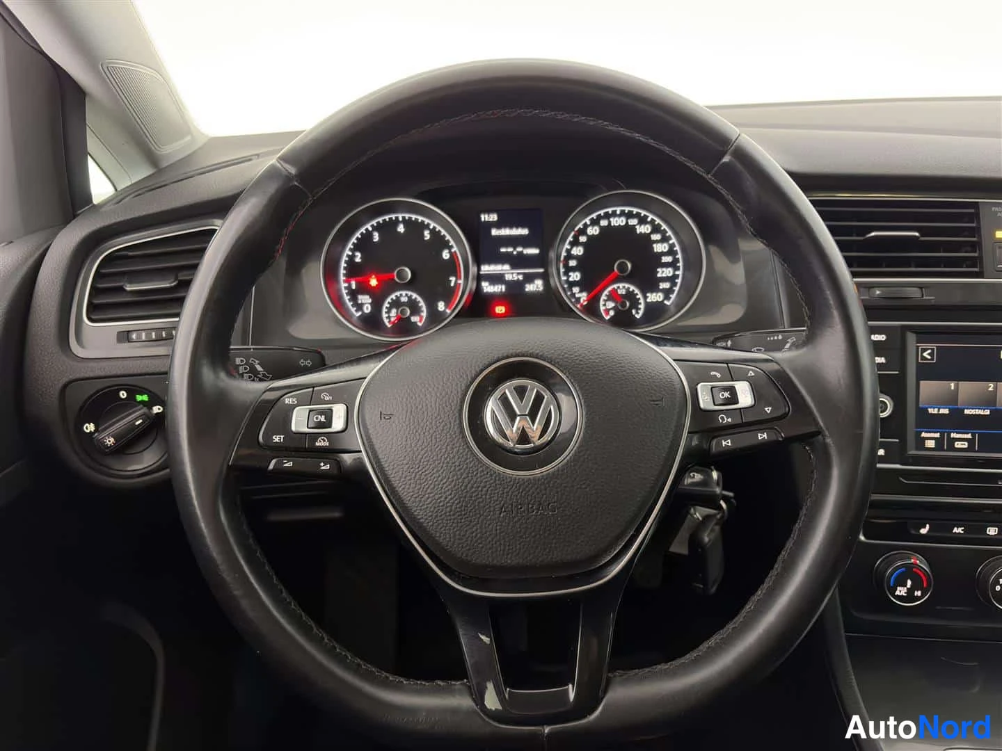 Punainen Volkswagen Golf 2018, kuva 24