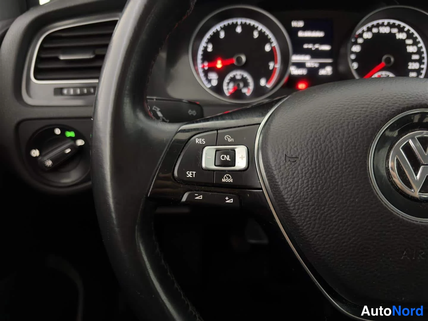 Punainen Volkswagen Golf 2018, kuva 25