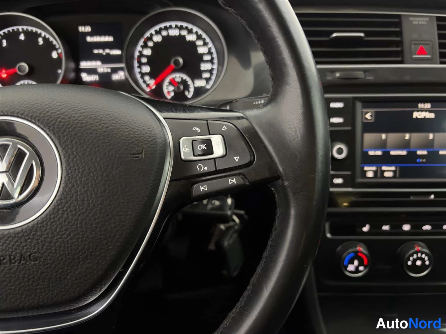 Punainen Volkswagen Golf 2018, kuva 26