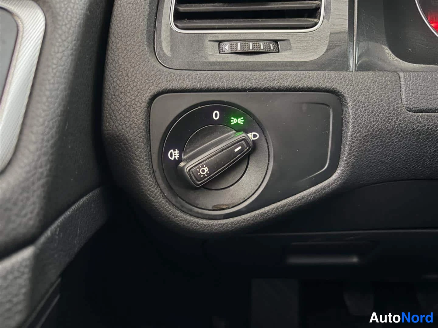 Punainen Volkswagen Golf 2018, kuva 27