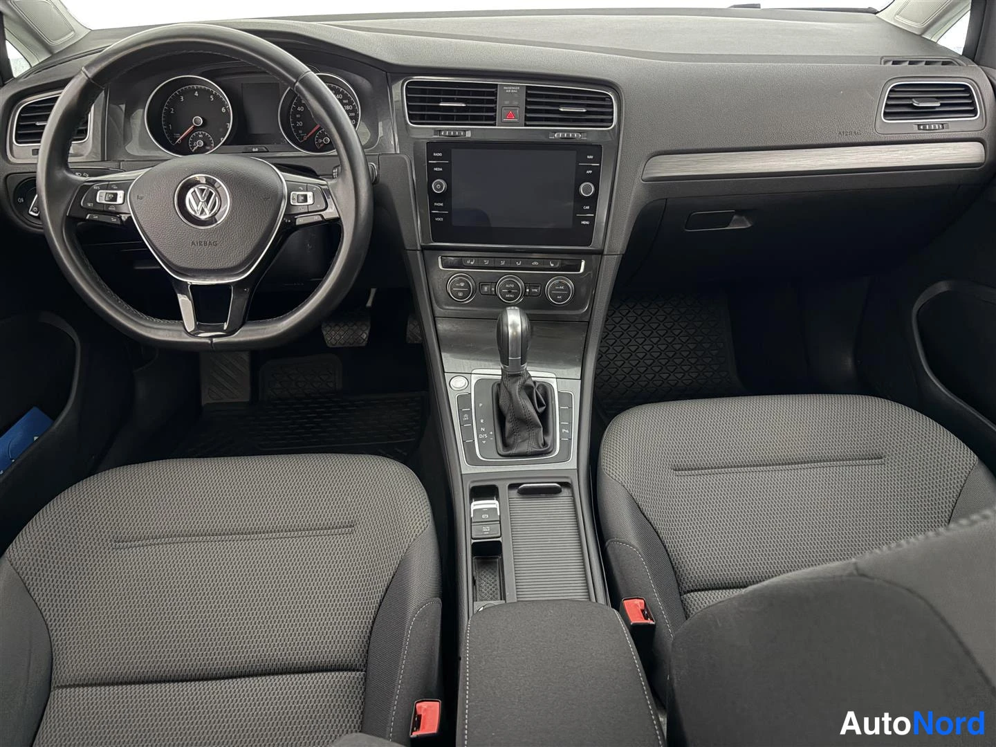 Grå Volkswagen Golf 2017, bild 13