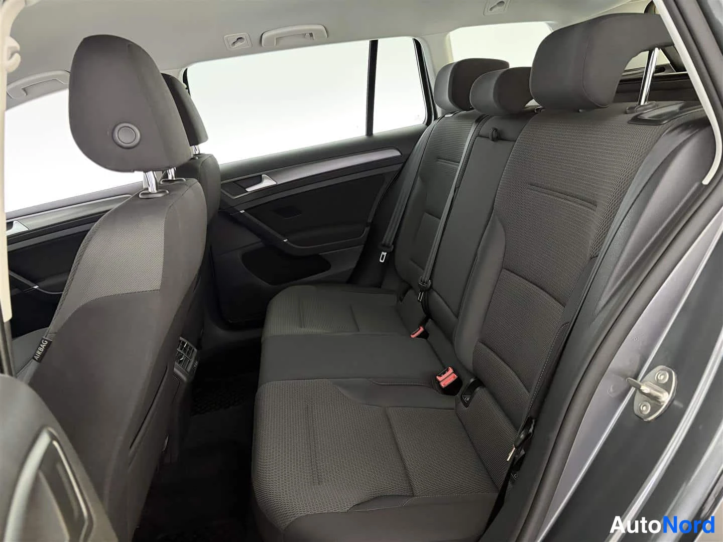 Grå Volkswagen Golf 2017, bild 16