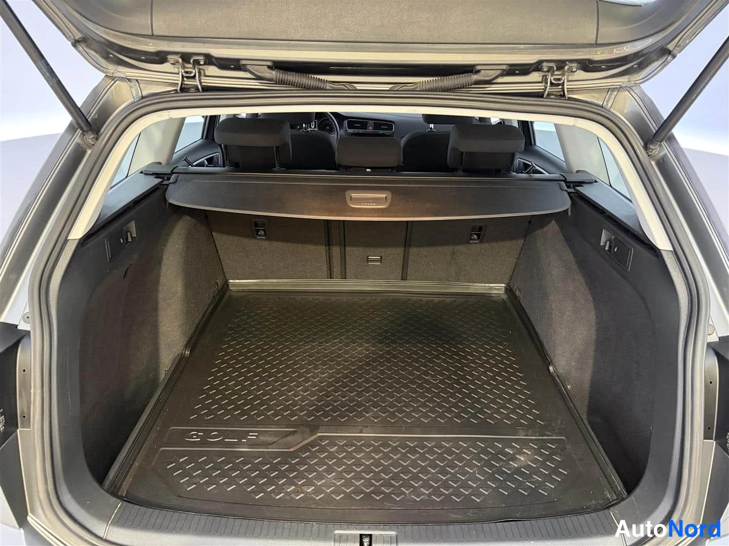 Grå Volkswagen Golf 2017, bild 17