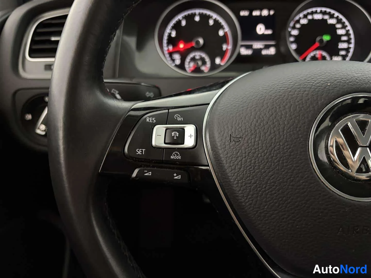 Grå Volkswagen Golf 2017, bild 25