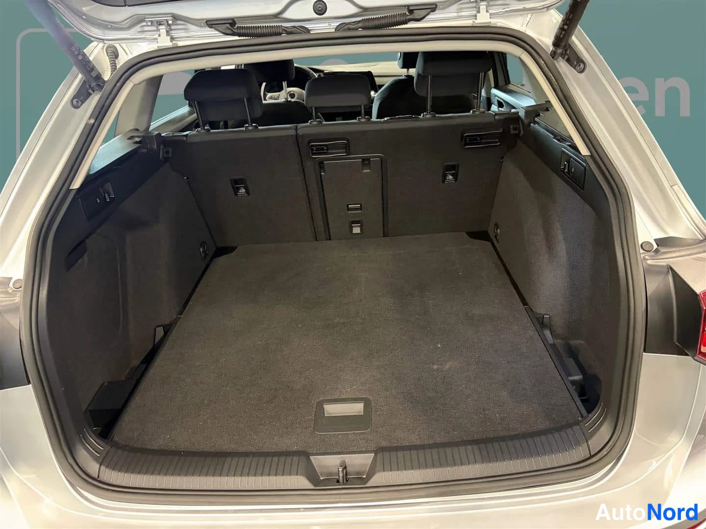Harmaa Volkswagen Golf 2023, kuva 10