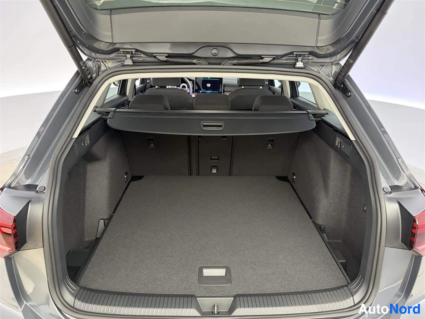 Harmaa Volkswagen Golf 2026, kuva 22