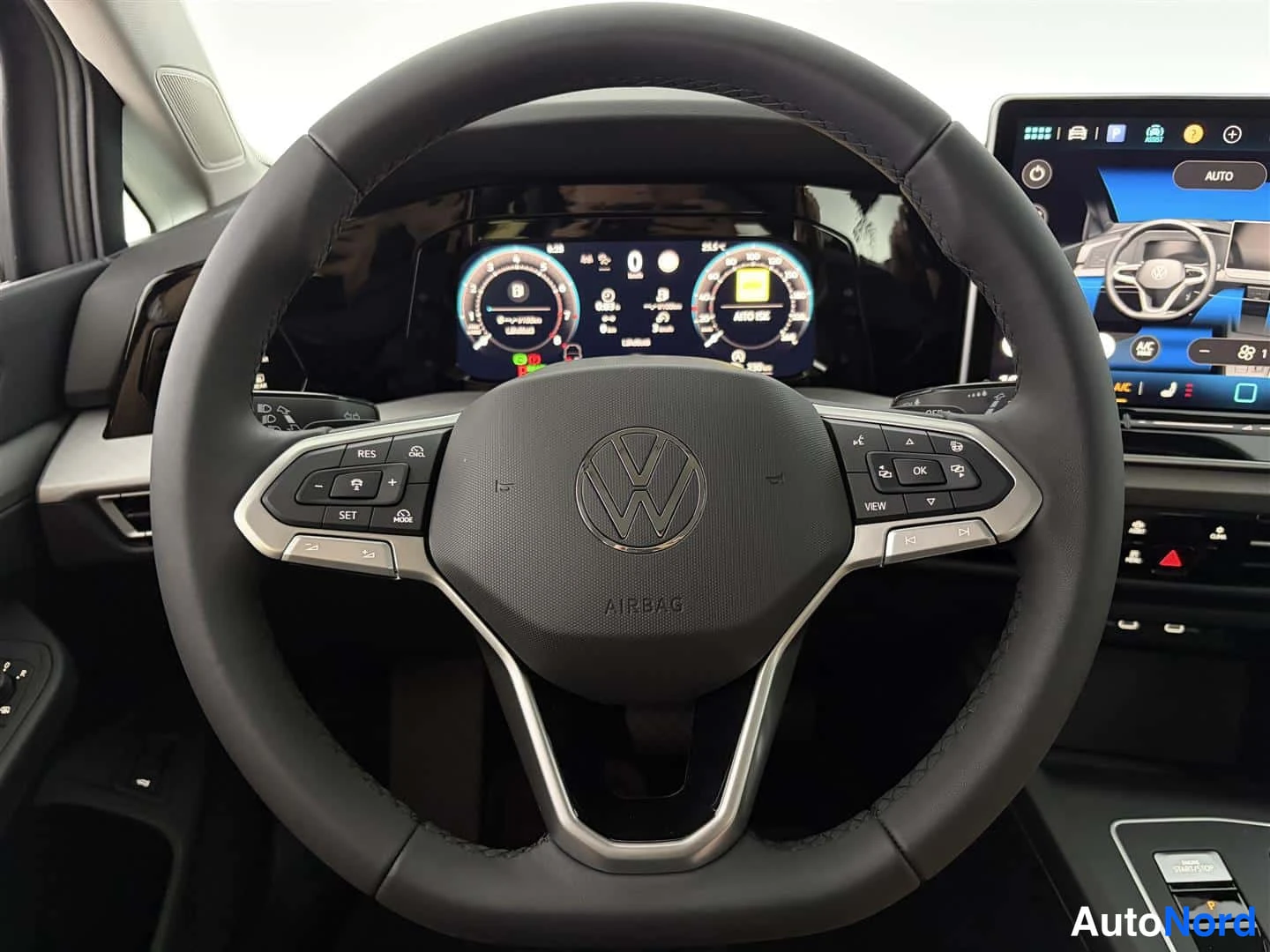 Harmaa Volkswagen Golf 2026, kuva 32