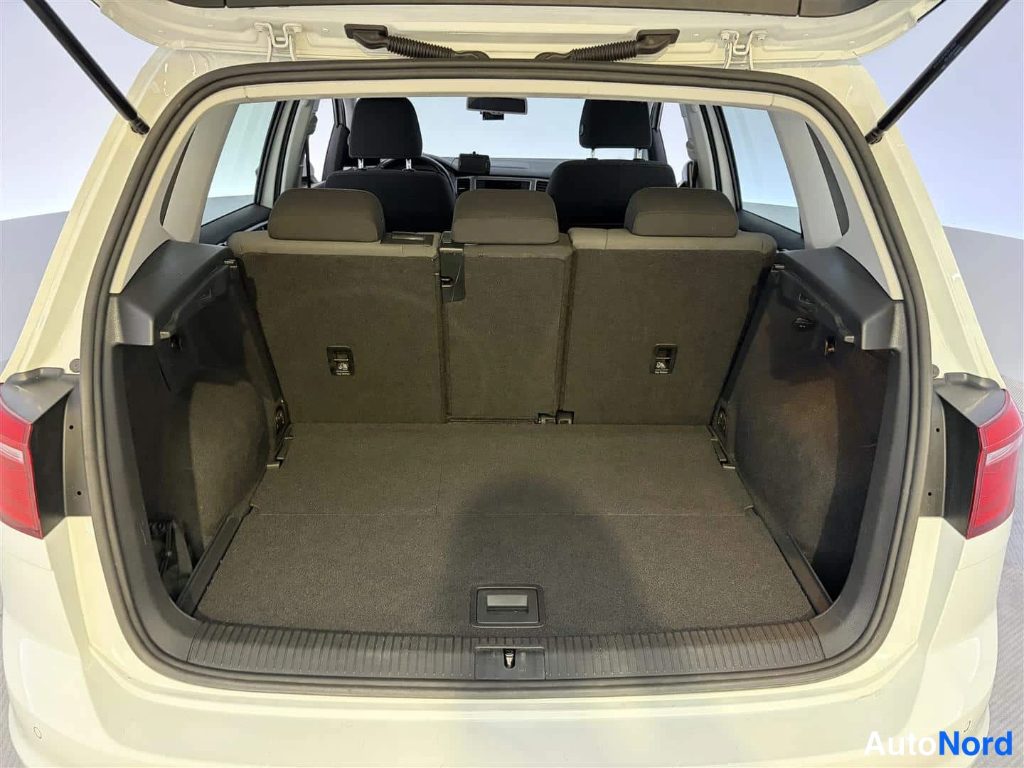 Valkoinen Volkswagen Golf Sportsvan 2014, kuva 17