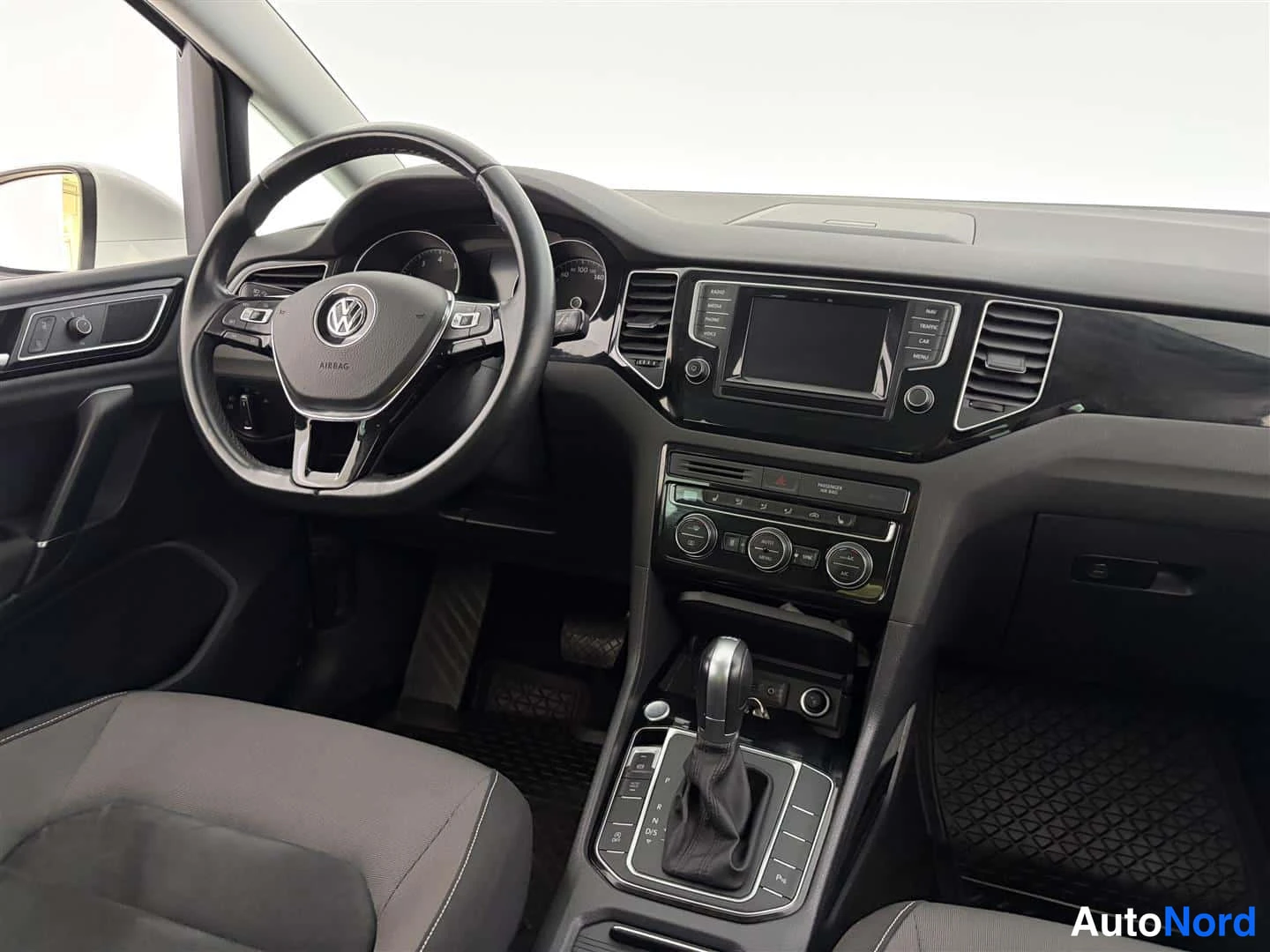 Valkoinen Volkswagen Golf Sportsvan 2015, kuva 14