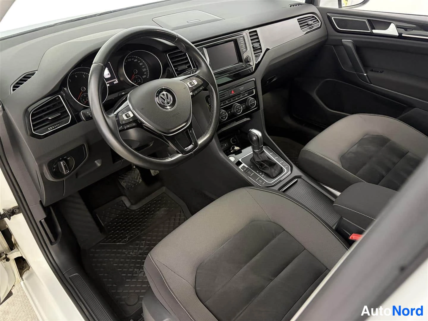 Valkoinen Volkswagen Golf Sportsvan 2015, kuva 16