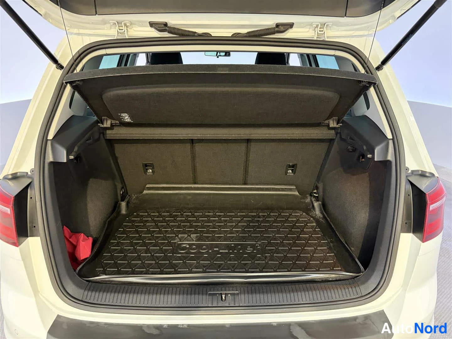 Valkoinen Volkswagen Golf Sportsvan 2015, kuva 20