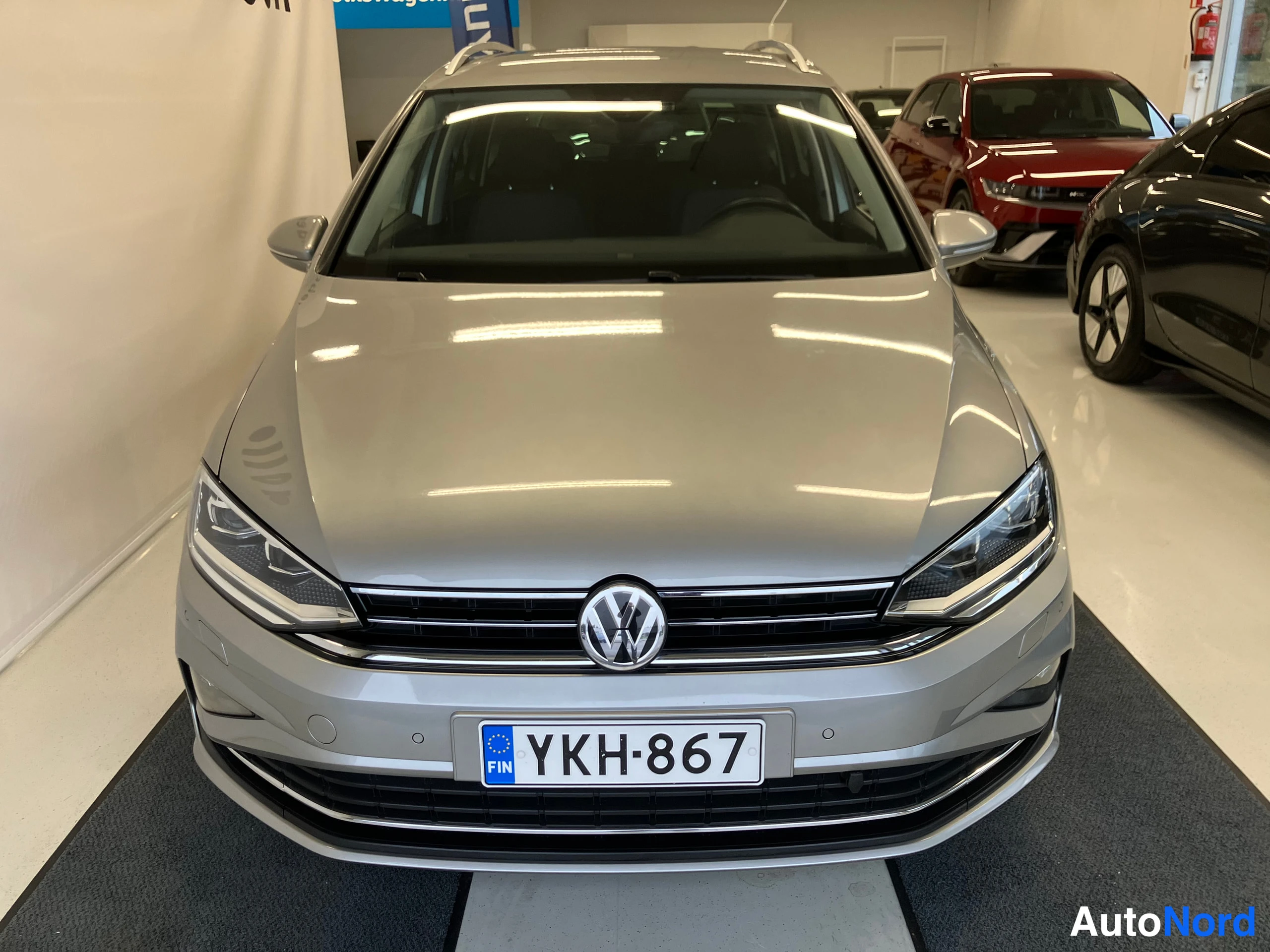 Grå Volkswagen Golf Sportsvan 2018, bild 12