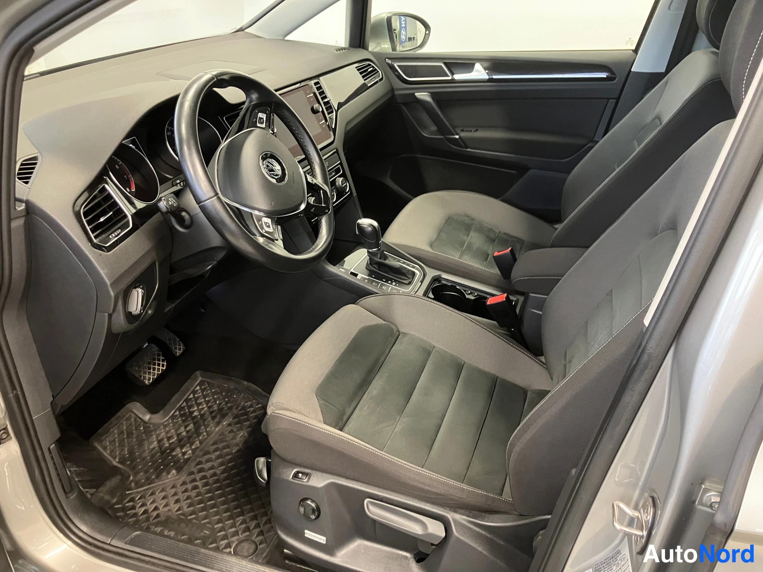 Grå Volkswagen Golf Sportsvan 2018, bild 14