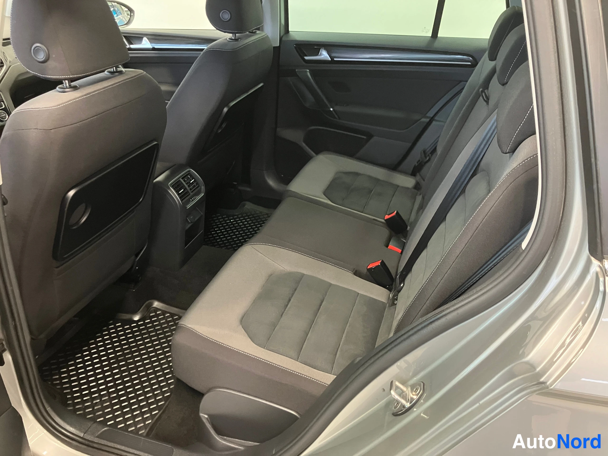 Grå Volkswagen Golf Sportsvan 2018, bild 16