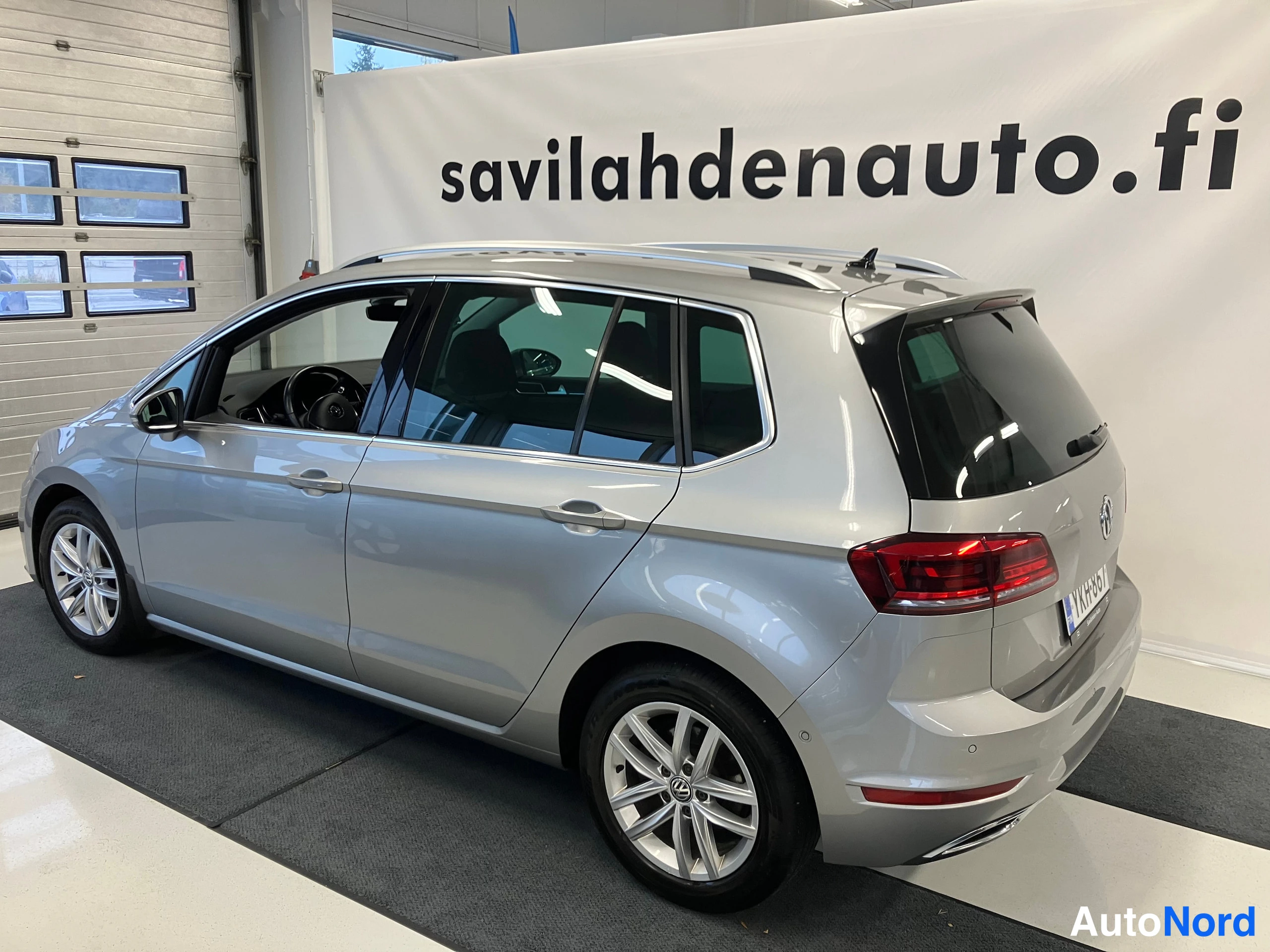 Grå Volkswagen Golf Sportsvan 2018, bild 4