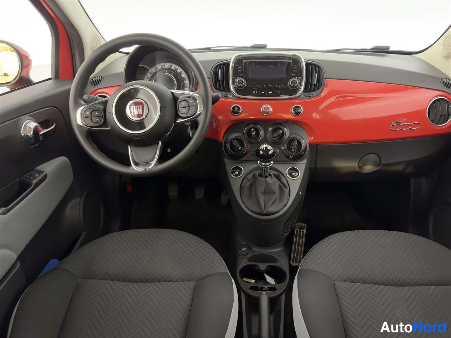Punainen Fiat 500 2017, kuva 13