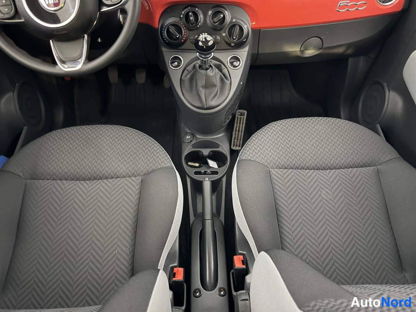 Punainen Fiat 500 2017, kuva 14
