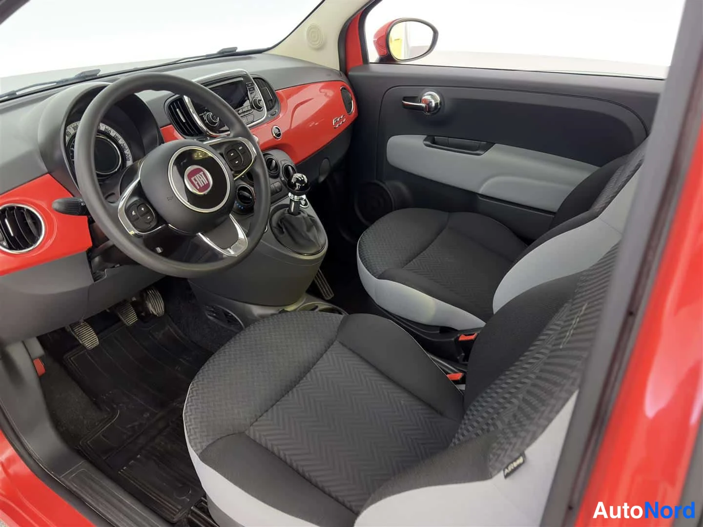 Punainen Fiat 500 2017, kuva 17