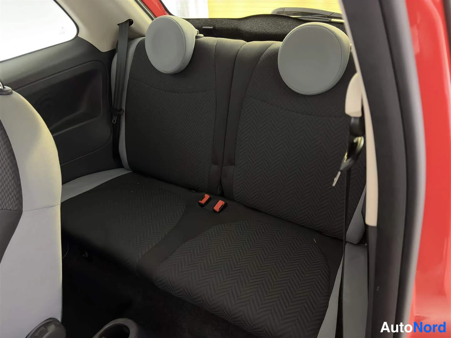Punainen Fiat 500 2017, kuva 18