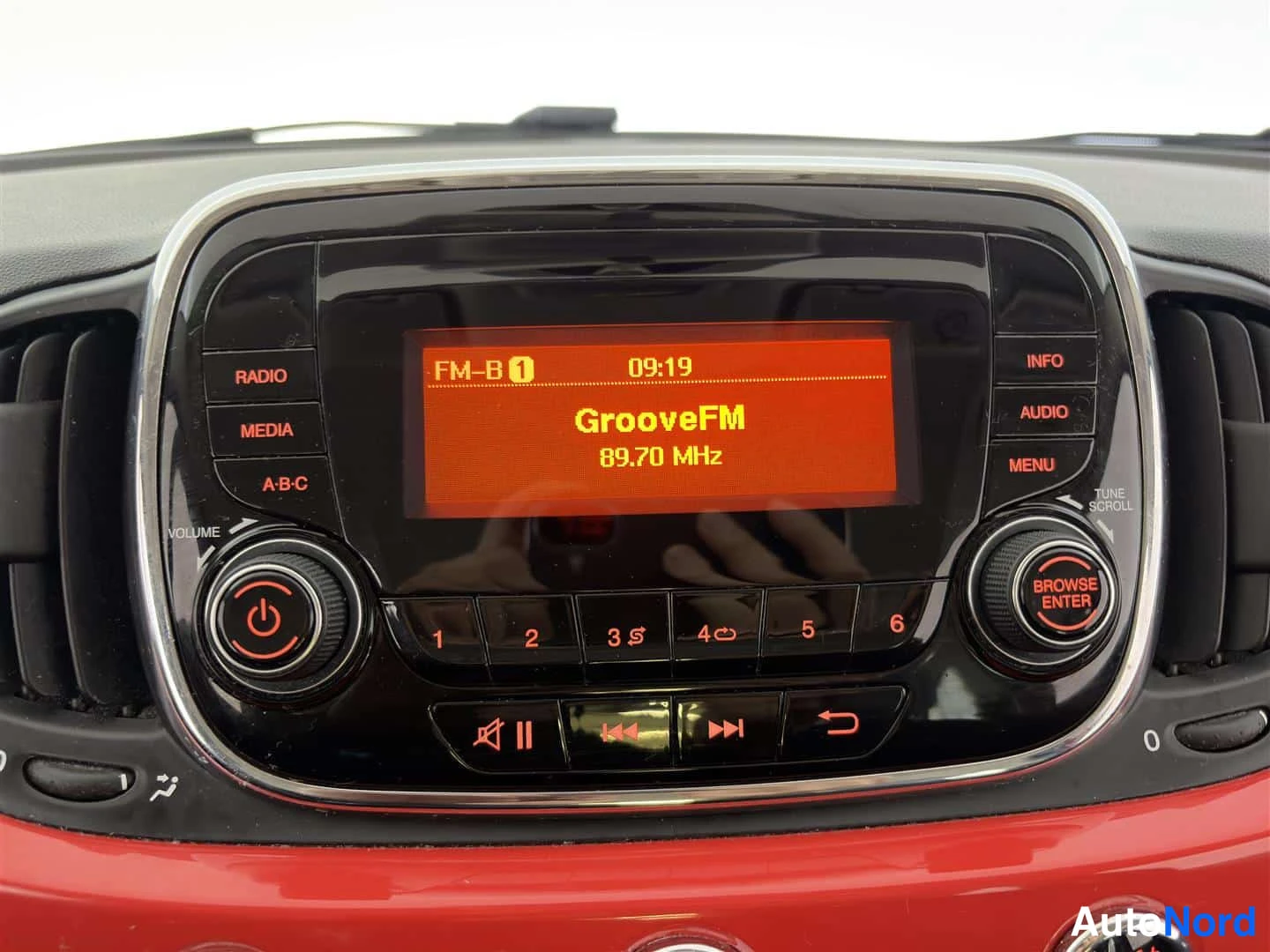 Punainen Fiat 500 2017, kuva 21