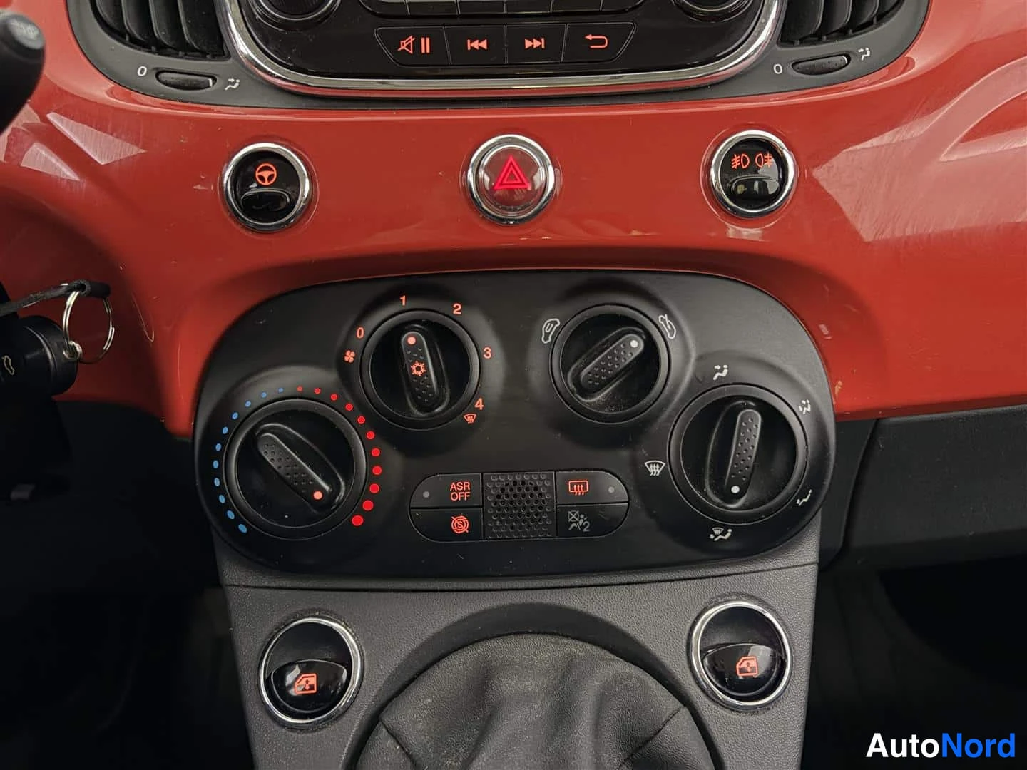 Punainen Fiat 500 2017, kuva 22