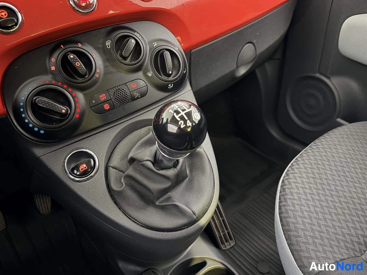 Punainen Fiat 500 2017, kuva 23
