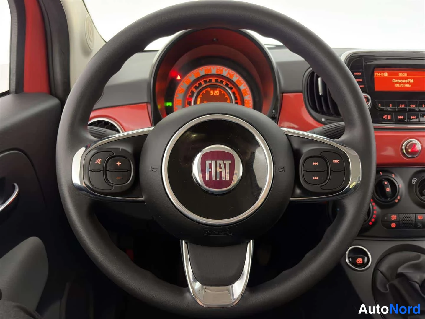 Punainen Fiat 500 2017, kuva 24