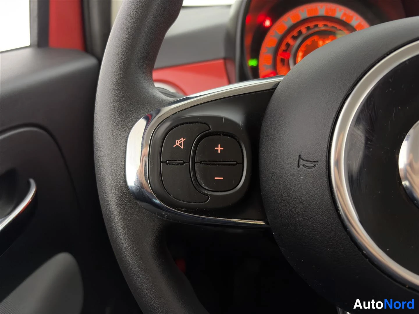 Punainen Fiat 500 2017, kuva 25