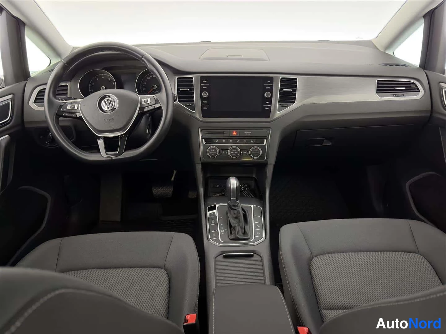 Red Volkswagen Golf Sportsvan 2018, photo 13