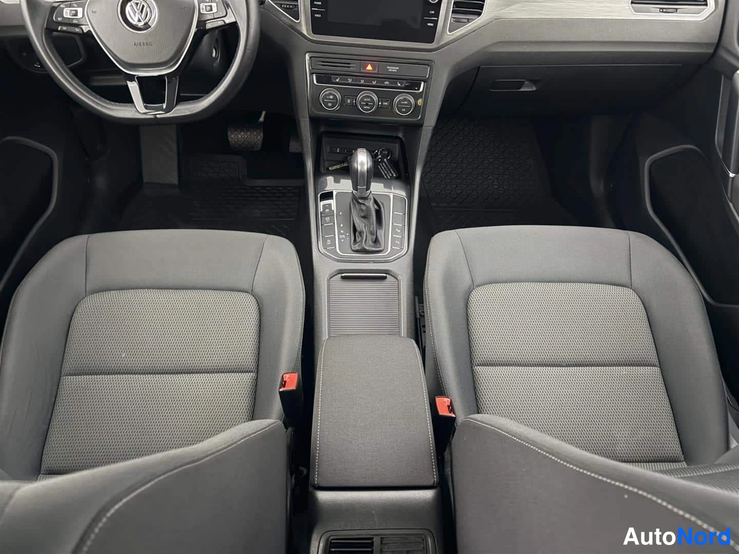 Red Volkswagen Golf Sportsvan 2018, photo 14