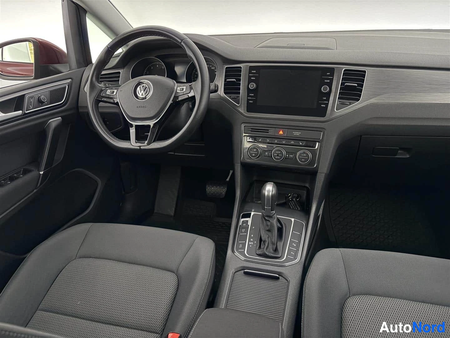 Red Volkswagen Golf Sportsvan 2018, photo 15