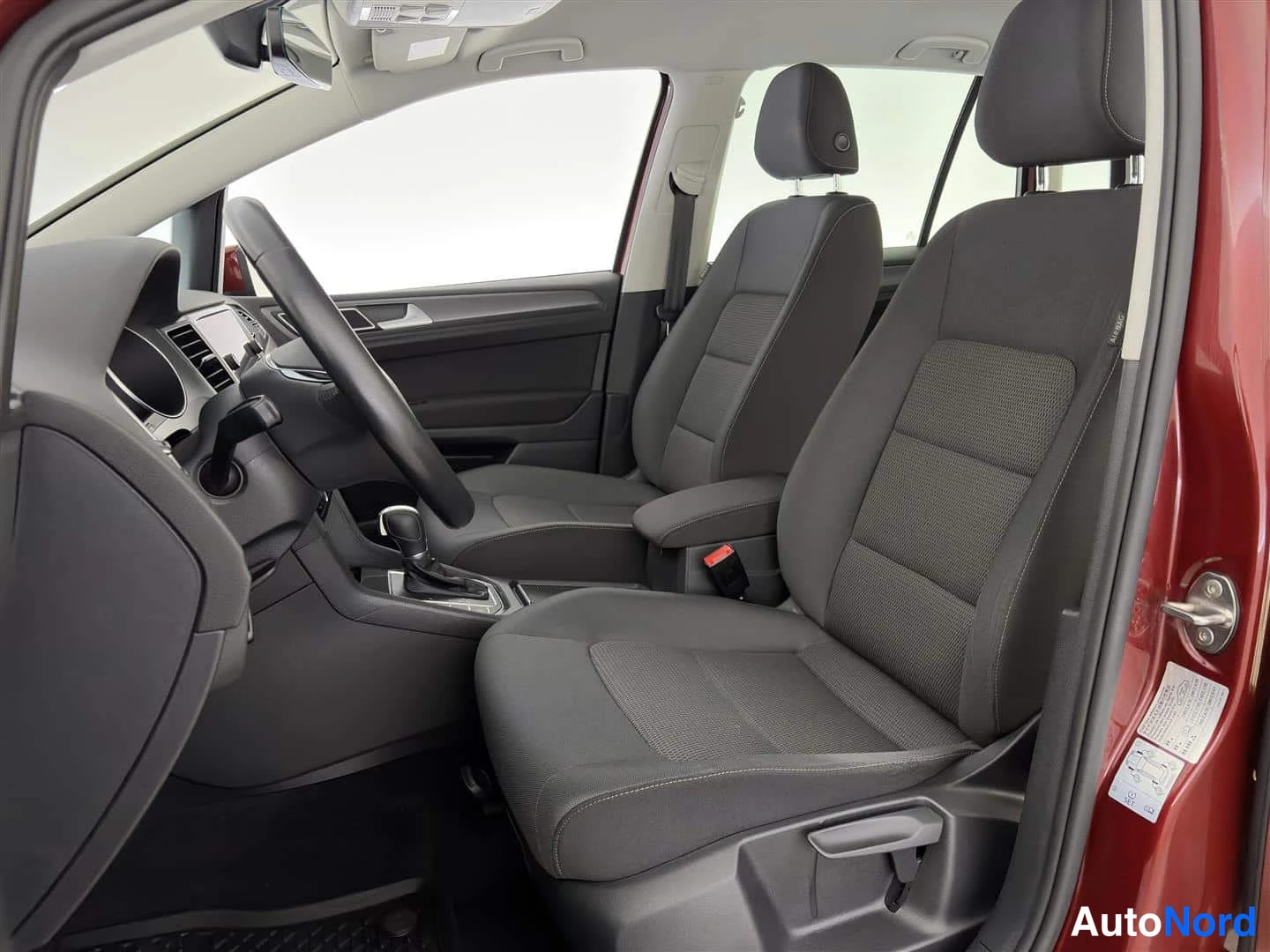 Red Volkswagen Golf Sportsvan 2018, photo 16