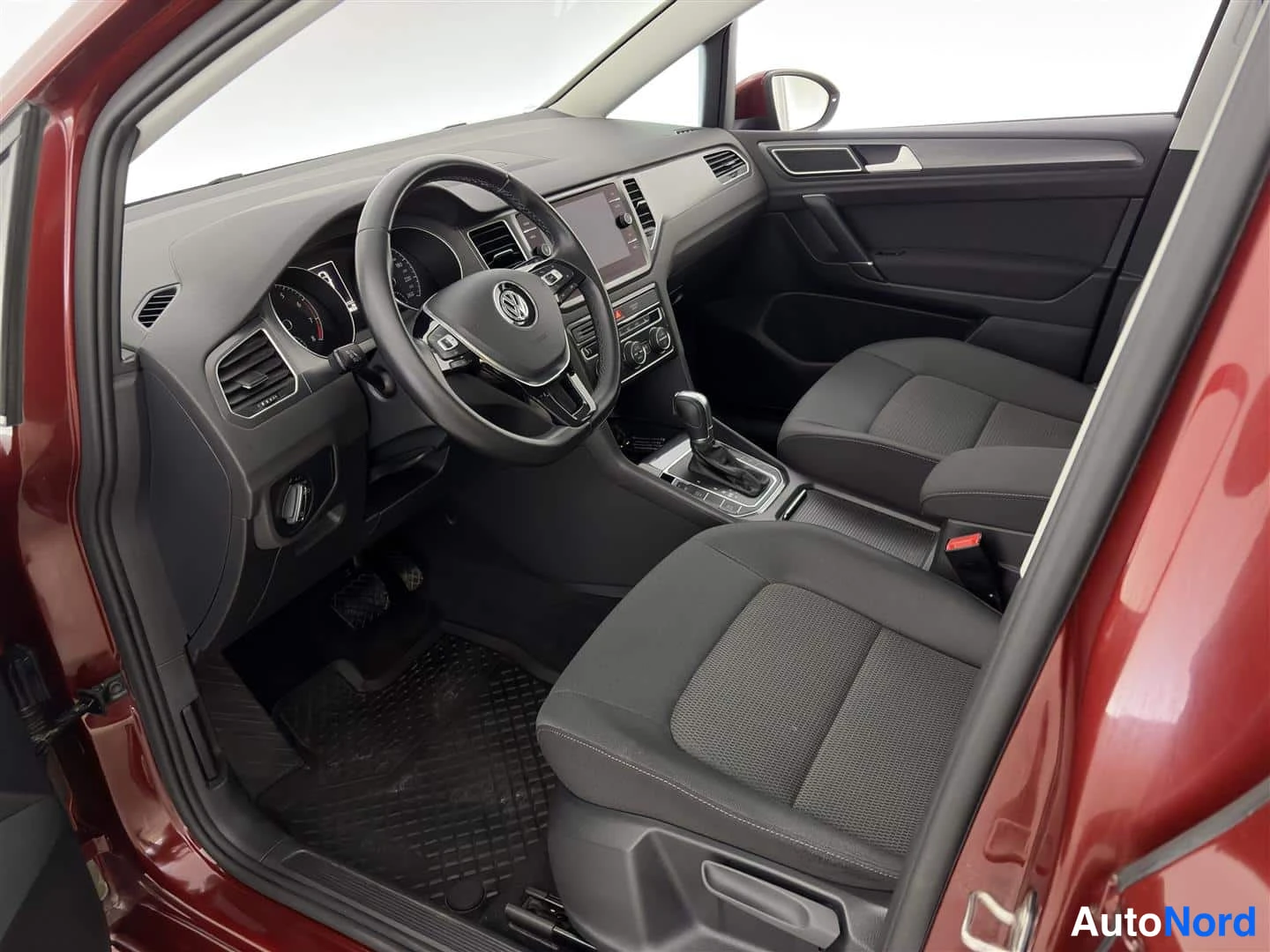 Red Volkswagen Golf Sportsvan 2018, photo 17