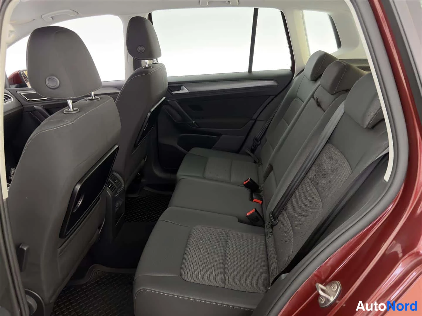 Red Volkswagen Golf Sportsvan 2018, photo 18